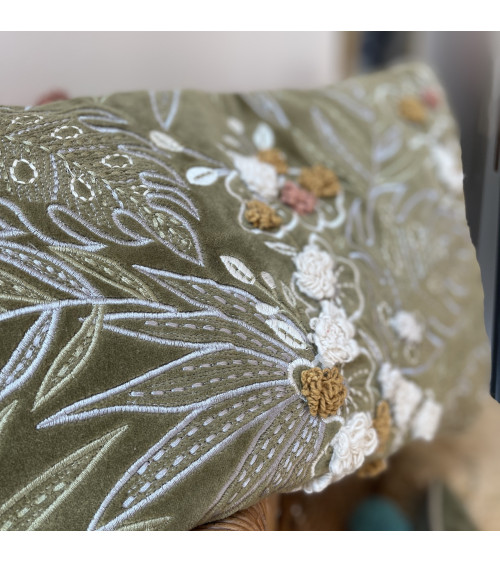 Coussin en velours vert et broderies 30x50 cm