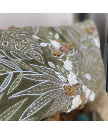 Coussin en velours vert et broderies 30x50 cm