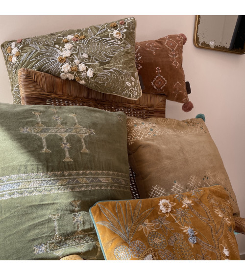 Coussins en velours et broderies