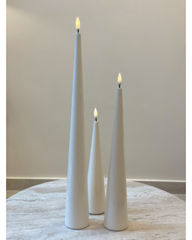 Trois bougies LED Deluxe Homeart coniques couleur ivoire, ambiance cosy et décoration minimaliste.