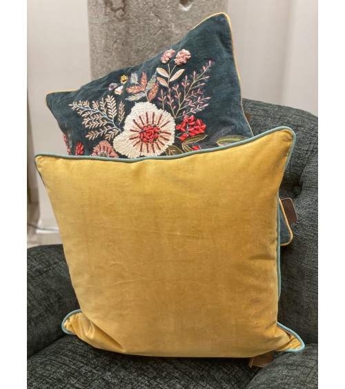 Coussin carrée en velours de coton couleur ocre jaune moutarde, finition bleu ciel assorti avec un coussin brodé bleu canard..
