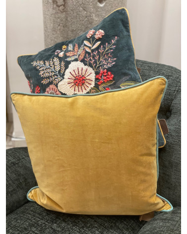 Coussin carrée en velours de coton couleur ocre jaune moutarde, finition bleu ciel assorti avec un coussin brodé bleu canard..