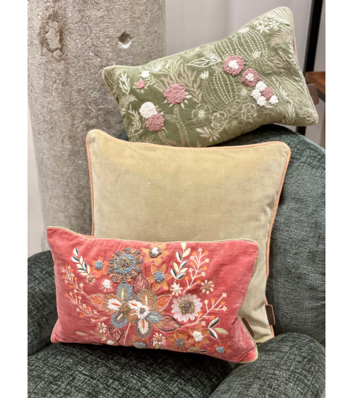 Composition coussins velours et brodés motifs fleuris décoration canapé