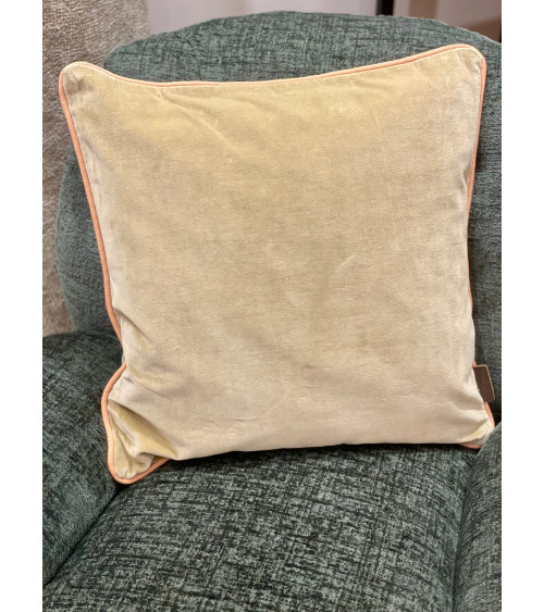 Coussin carré en velours beige sable pour décoration de salon