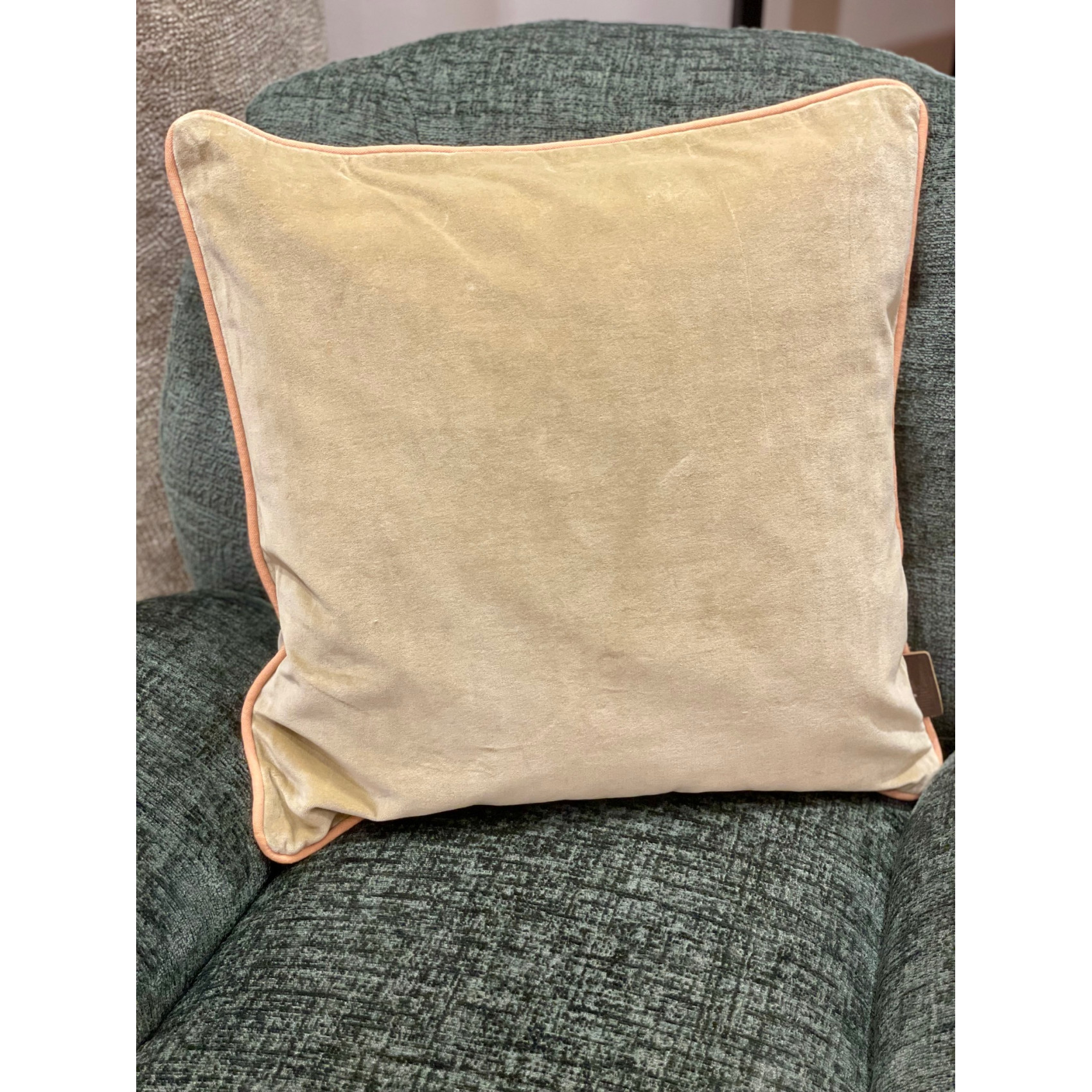 Coussin carré en velours beige sable pour décoration de salon