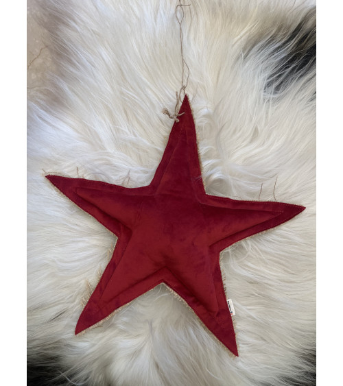 Face en velours rouge de l'étoile décorative Rose Velours, ambiance cosy et chaleureuse pour les fêtes de fin d'année.