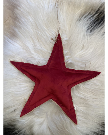 Face en velours rouge de l'étoile décorative Rose Velours, ambiance cosy et chaleureuse pour les fêtes de fin d'année.