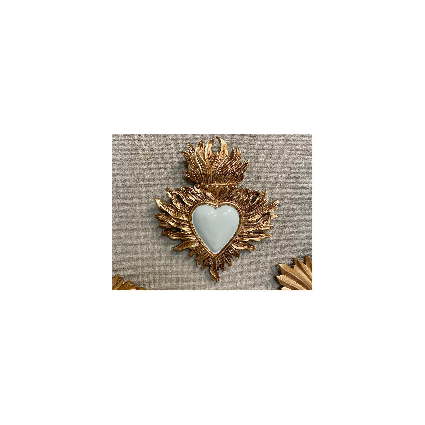 ex-voto doré en forme de coeur vert amande avec flammes- décoration murale artisanale- HOMEDÉCO by Béa