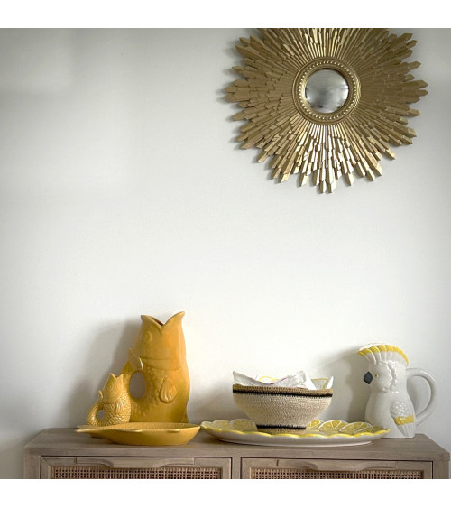 Déco murale chic : le miroir soleil doré convexe illumine votre intérieur avec élégance.