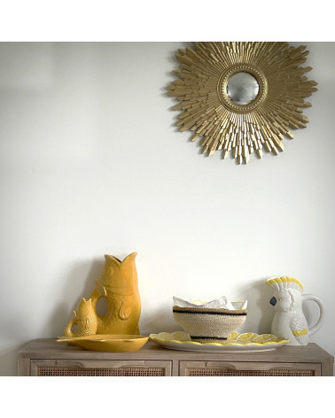 Déco murale chic : le miroir soleil doré convexe illumine votre intérieur avec élégance.