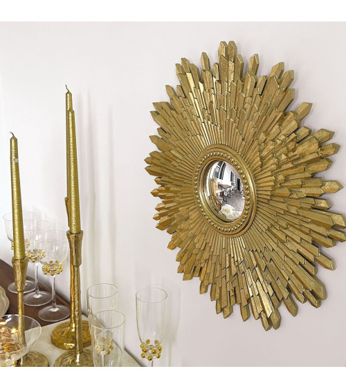 Miroir doré en résine au style solaire, idéal pour un salon, une chambre ou une entrée.