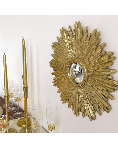 Miroir doré en résine au style solaire, idéal pour un salon, une chambre ou une entrée.