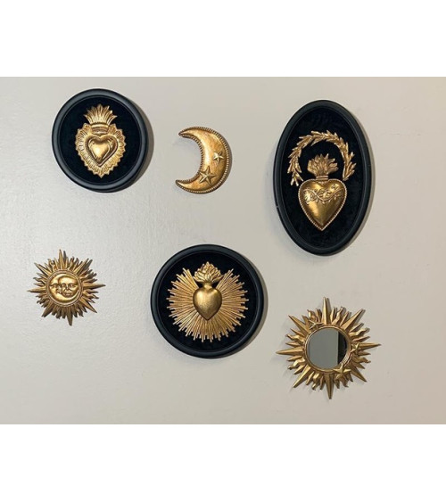 lune dorée murale entourée d'ex-voto sur un mur blanc- HOMEDÉCO by Béa