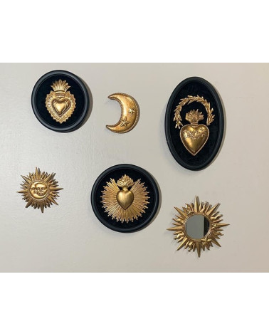 lune dorée murale entourée d'ex-voto sur un mur blanc- HOMEDÉCO by Béa