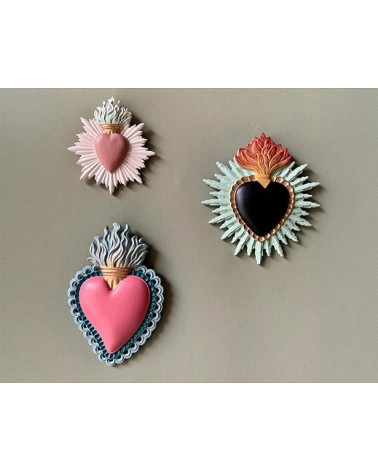 Gros plan sur plusieurs ex-voto coeur sacré colorés, décorations murales d'art populaire, ensemble de coeurs mexicains