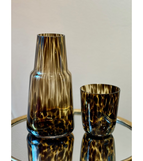 Carafe et verre moucheté léopard en service de nuit en verre