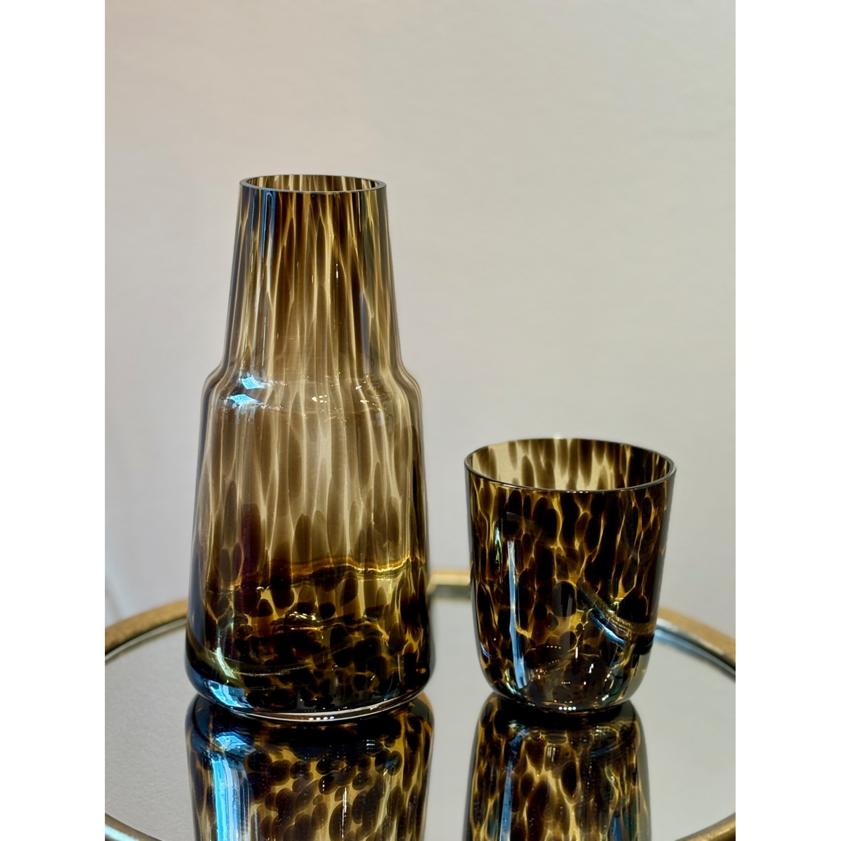 Carafe et verre moucheté léopard en service de nuit en verre