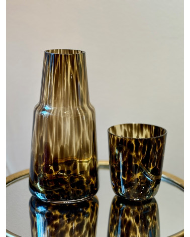 Carafe et verre moucheté léopard en service de nuit en verre