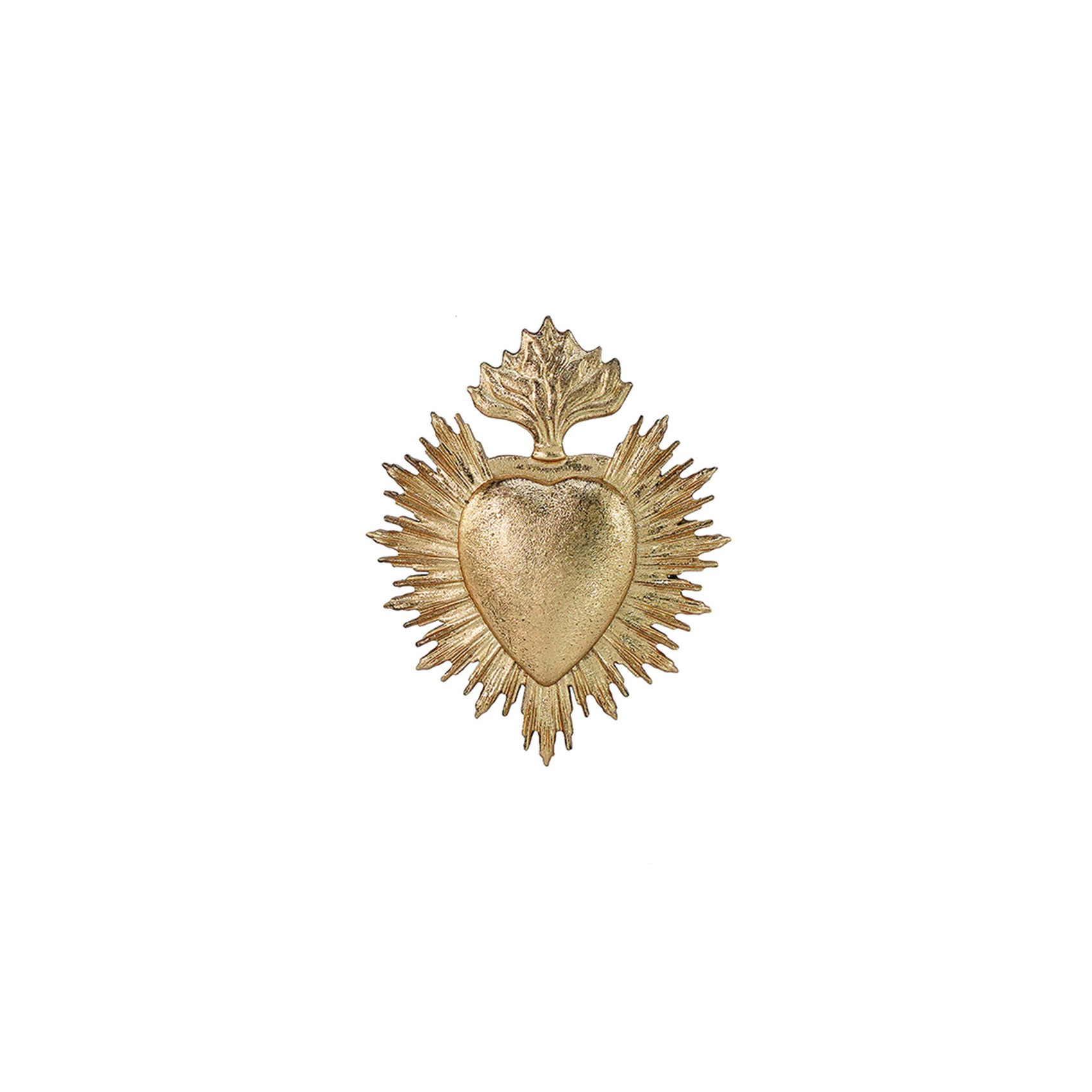 Ex-voto en forme de cœur sacré doré avec motifs en relief pour décoration murale élégante.