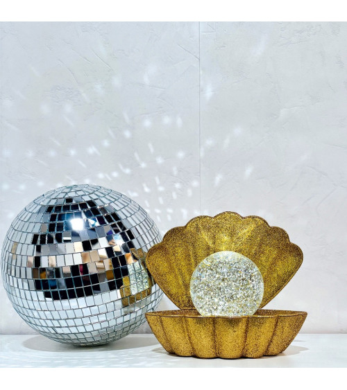 lampe coquillage dorée à paillettes avec une boule disco