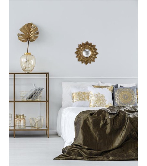 Miroir soleil doré avec reliefs sculptés, vue profile droit, décoration murale chic Miroir soleil doré avec reliefs sculptés, vue profile droit, décoration murale chic