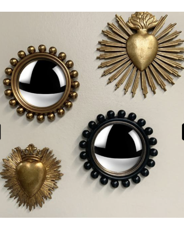 Miroir convexe doré vintage intégré dans une décoration murale élégante