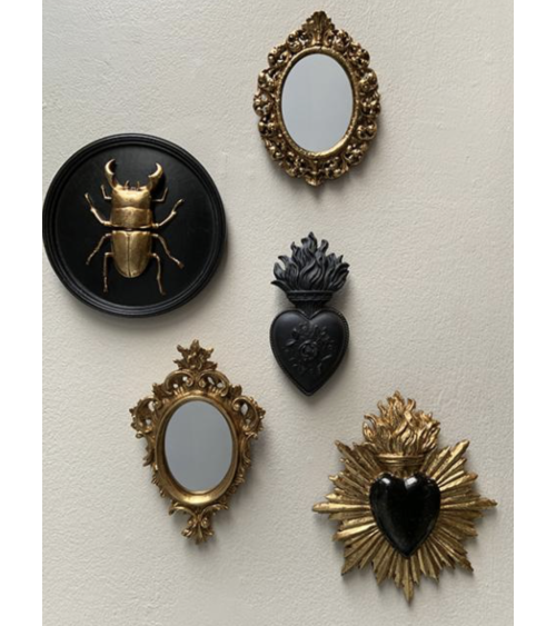 Décoration murale avec miroir doré ancien et coeurs sacrées noirs, style baroque chic.