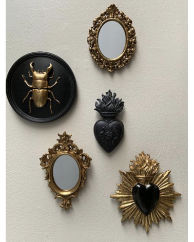 Décoration murale avec miroir doré ancien et coeurs sacrées noirs, style baroque chic.