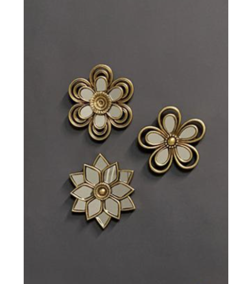 Composition murale de trois petites fleurs miroirs décoratives sur fond gris, style vintage, idée décoration salon.