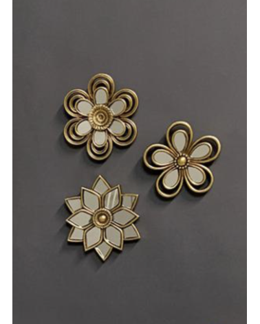 Composition murale de trois petites fleurs miroirs décoratives sur fond gris, style vintage, idée décoration salon.