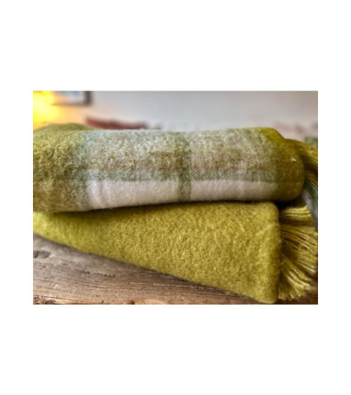 Plaid à carreaux vert anis sur canapé, décoration cocooning et chaleureuse