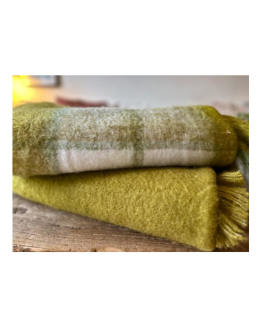 Plaid à carreaux vert anis sur canapé, décoration cocooning et chaleureuse