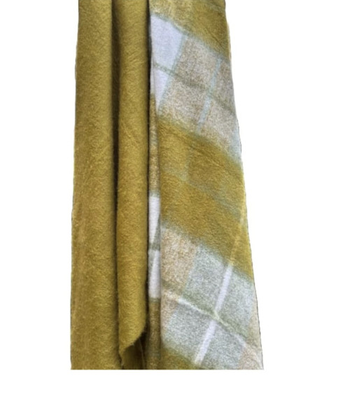 Plaid à carreaux vert anis en acrylique et polyester, détail texture douce