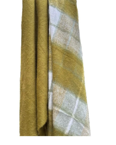 Plaid à carreaux vert anis en acrylique et polyester, détail texture douce