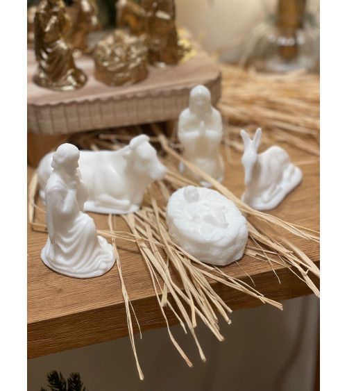 Vue d'ensemble de la crèche de Noël La Ciergerie des Prémontrés avec les 5 santons de la Nativité en cire blanche