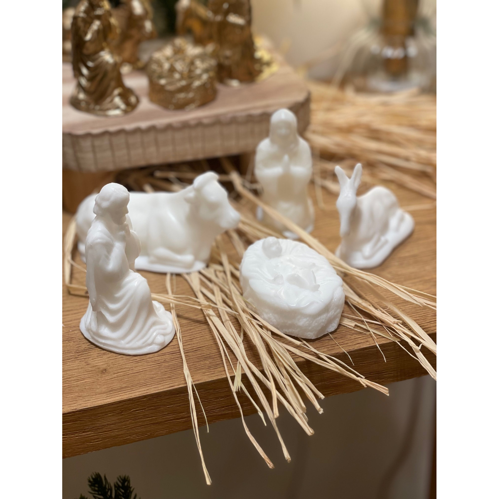 Vue d'ensemble de la crèche de Noël La Ciergerie des Prémontrés avec les 5 santons de la Nativité en cire blanche