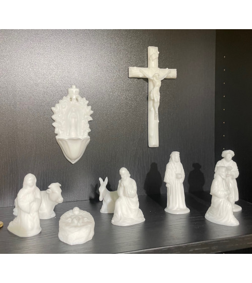 Vue d'ensemble de la crèche de Noël La Ciergerie des Prémontrés avec les 8 santons de la Nativité en cire blanche sur fond noir