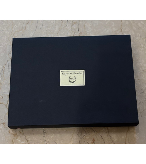 Élégant coffret noir de la crèche en cire, avec l'étiquette " Ciergerie des Prémontrés 1852 ", idéal pour un cadeau de prestige.