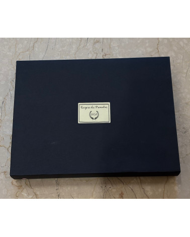 Élégant coffret noir de la crèche en cire, avec l'étiquette " Ciergerie des Prémontrés 1852 ", idéal pour un cadeau de prestige.