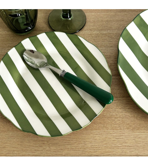 Assiette plate  de 19 cm à rayures vertes et blanches présentée sur une table avec une cuillère au manche vert.
