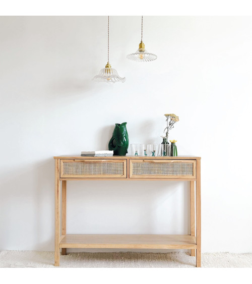 Suspension décorative en verre ondulé dans un intérieur naturel et minimaliste