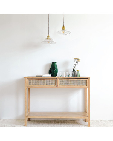 Suspension décorative en verre ondulé dans un intérieur naturel et minimaliste