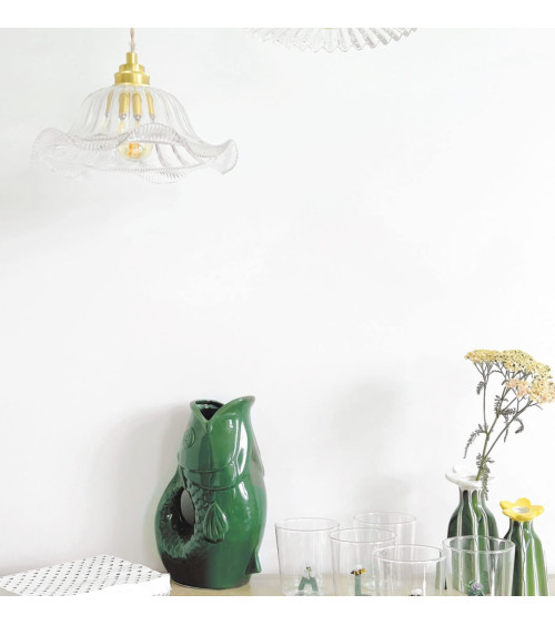 Détail du verre ondulé transparent d'une suspension décorative