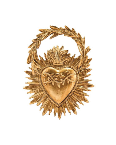 Détail du cœur sacré doré orné de motifs végétaux
