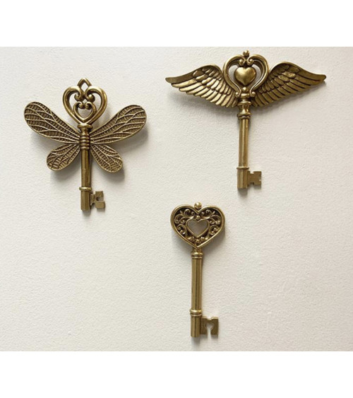 décorative dorée avec tête en forme de cœur, décoration murale romantique.