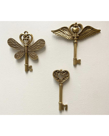 décorative dorée avec tête en forme de cœur, décoration murale romantique.