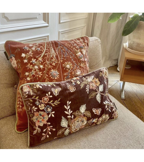 Coussin décoratif en velours brodé 30x50 cm avec finition soignée et passepoil contrasté