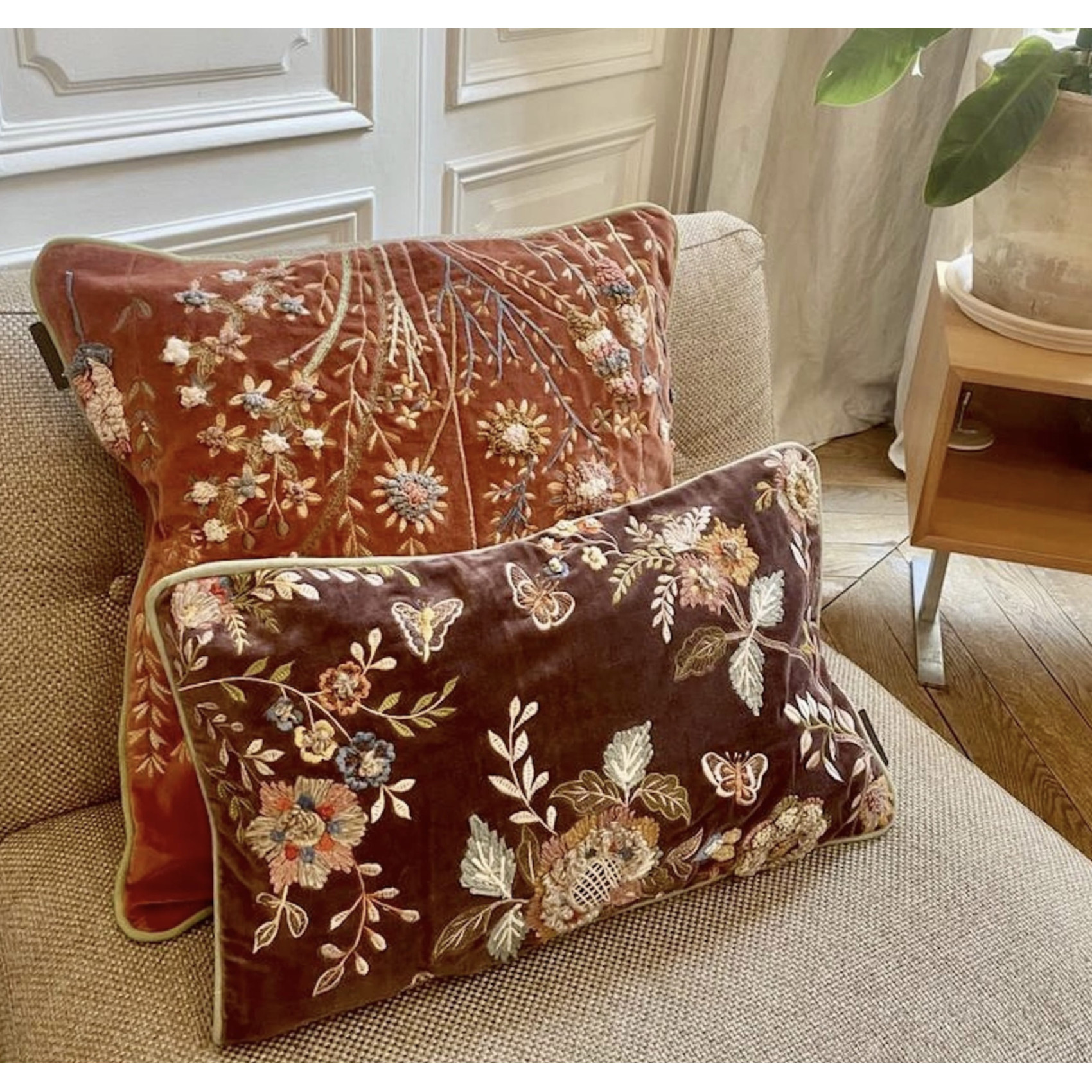 Coussin décoratif en velours brodé 30x50 cm avec finition soignée et passepoil contrasté