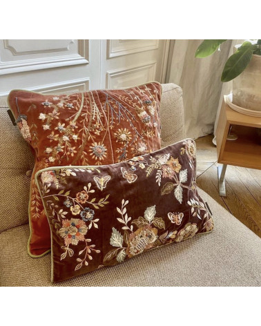Coussin décoratif en velours brodé 30x50 cm avec finition soignée et passepoil contrasté
