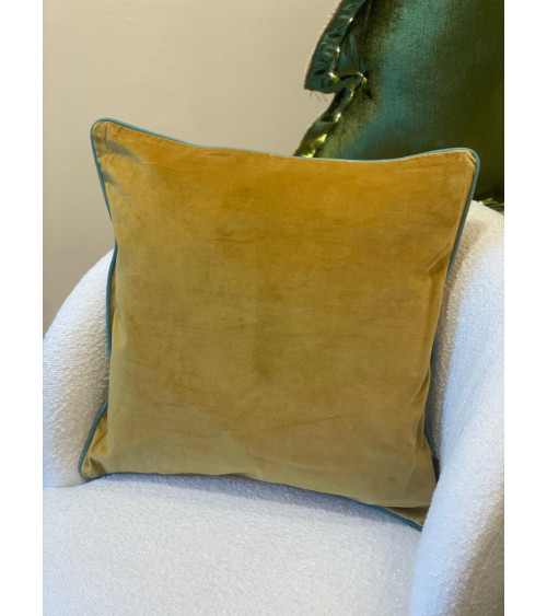 Housse de coussin carrée en velours de coton couleur ocre jaune moutarde, finition élégante.